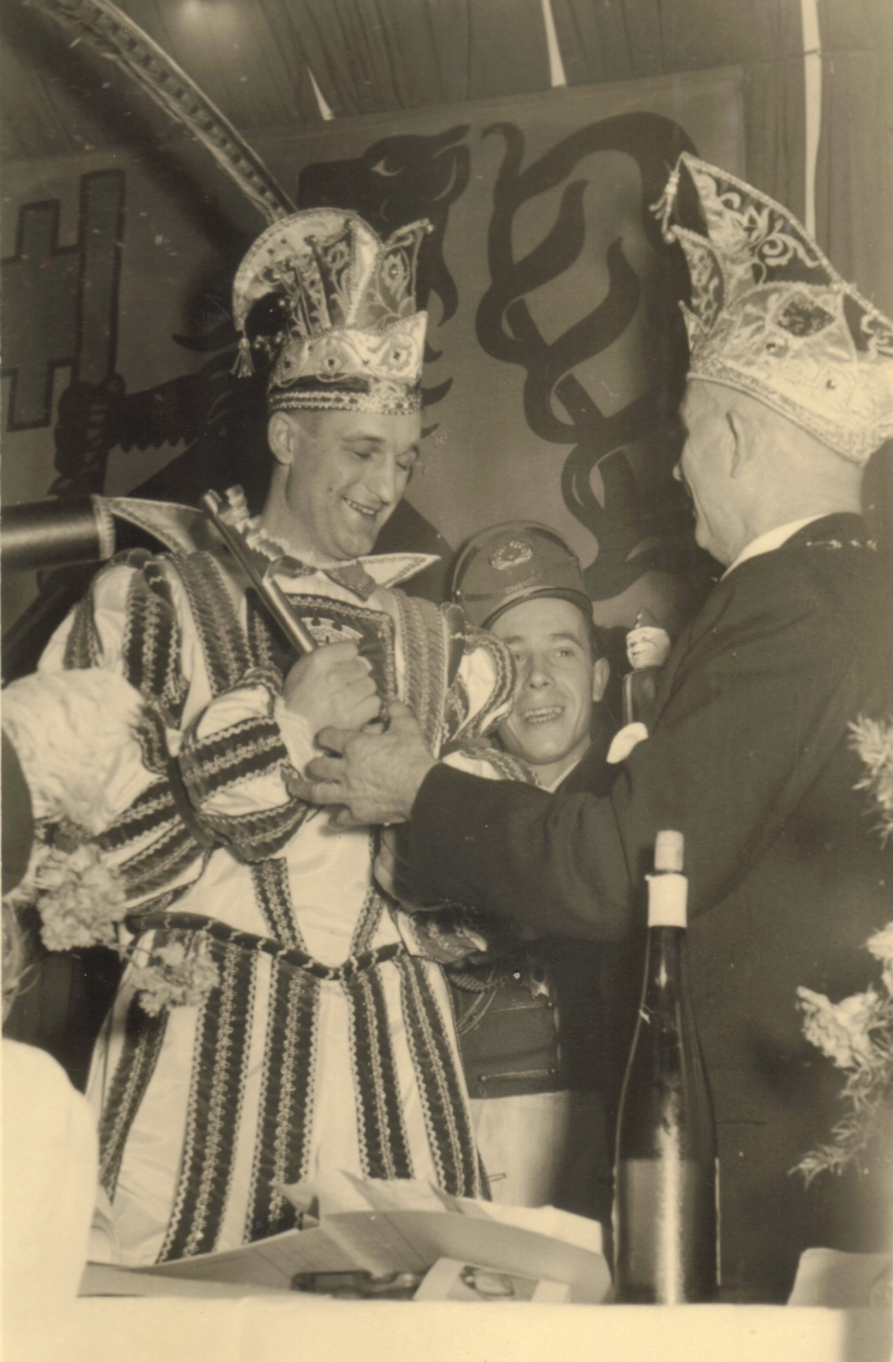 Prinz Jupp IV. bei der Prinzenproklamation mit Bürgermeister Gruhn